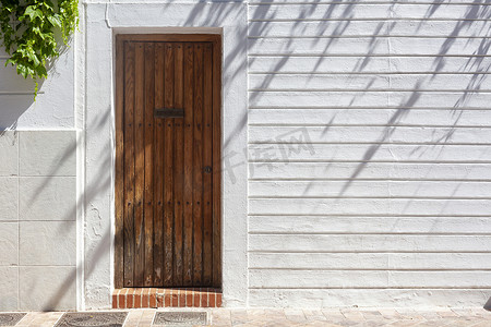封闭的旧复古木门，带白色混凝土 wa 门锁