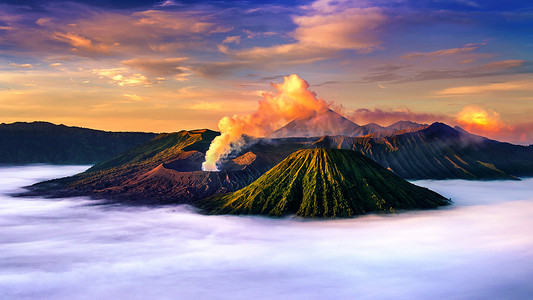 c罗梅西摄影照片_日出时分，从印度尼西亚东爪哇布罗莫腾格尔塞梅鲁国家公园的 Penanjakan 山观景台观看布罗莫火山（Gunung Bromo）。