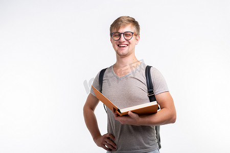 教育、大学、人的观念 — 戴眼镜的男学生打开一本书，在白色背景中微笑，有复印空间