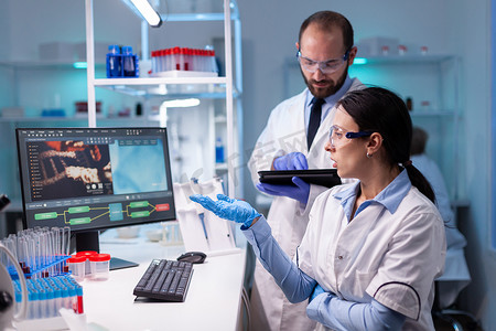 生物技术科学家团队在开发实验室进行计算机研究。