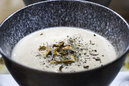 蘑菇真菌奶油汤特写和宏观，即食，美味餐点和菜肴。
