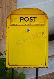 邮筒logo摄影照片_黄色邮筒