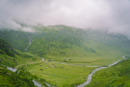 挪威美丽的风景和风景，阴天的绿色风景山丘和山脉。