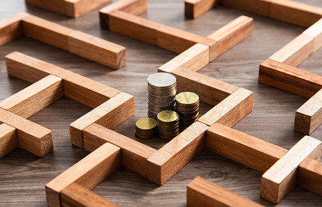 木块建造的迷宫游戏中的一组硬币堆，找到一种货币资源概念的方法