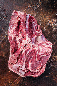 羊腿肉摄影照片_屠夫桌上的生无骨羊腿肉。