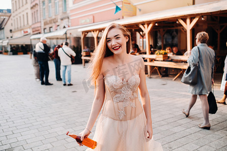 弗罗茨瓦夫老城区，一位身着婚纱、长发、手持饮料瓶的新娘。