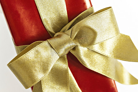 礼品红摄影照片_带金丝带和隔离弓的礼品红盒