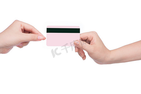 拿着粉红色信用卡的女性手。