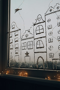 圣诞假期装饰画在窗玻璃上。