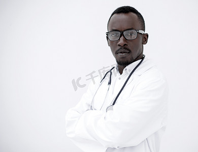 年轻任摄影照片_一位负责任的年轻医生在浅色背景上的肖像。