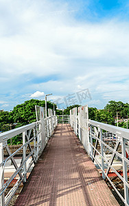 铁路脚过桥或简称为火车站平台上的过桥几乎完成，供乘客通过火车站平台。 