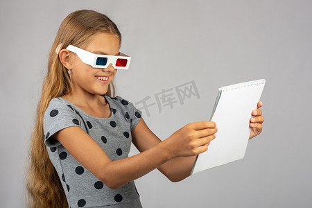 女孩正在看用 3D 眼镜的浮雕技术制作的彩色 3D 眼镜