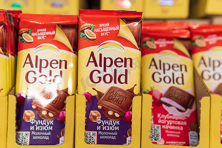 6月8日摄影照片_俄罗斯秋明 — 2021年6月8日：巧克力棒Alpen Gold标志特写。