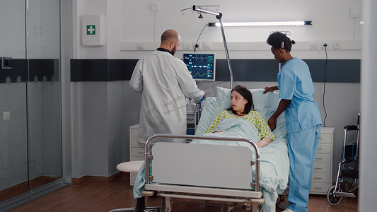 床位ui摄影照片_非裔美国护士在医疗康复期间安排病妇床位