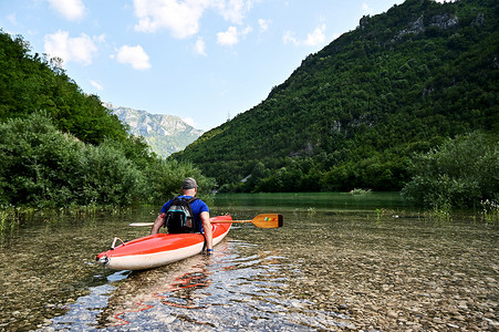 在波斯尼亚和黑塞哥维那的河上划皮艇进行有趣的水上运动
