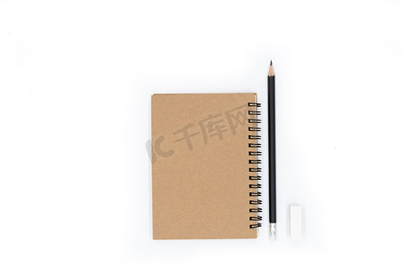 铅笔小图标摄影照片_铅笔和橡皮擦放在白色 b 上的所有笔记本旁边