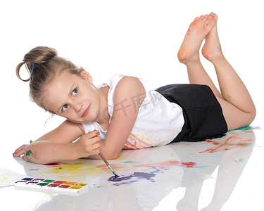 一个小女孩在她的身上画颜料