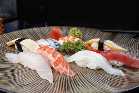 盘子里海鲜的各种寿司