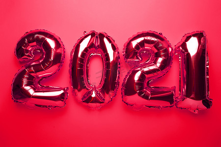 红色背景红箔气球的2021年新年概念