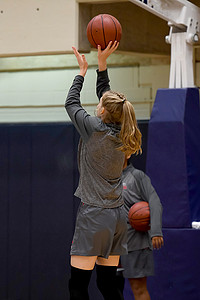 女孩打篮球摄影照片_打篮球的女孩