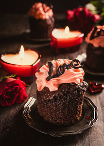 美丽的巧克力蛋糕与心
