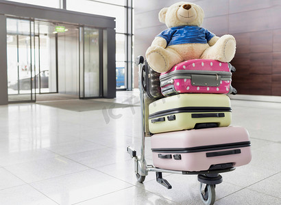 泰迪熊手推车上的行李照片