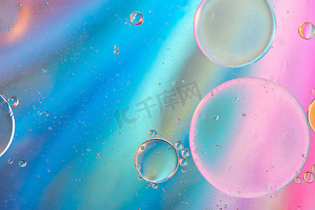 用油、水和肥皂制作的散焦柔和彩色抽象背景图片