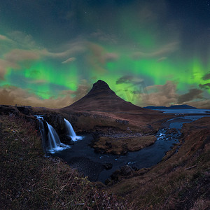冰岛的Kirkjufell Kirkjufellsfoss瀑布和舞动极光下的名山