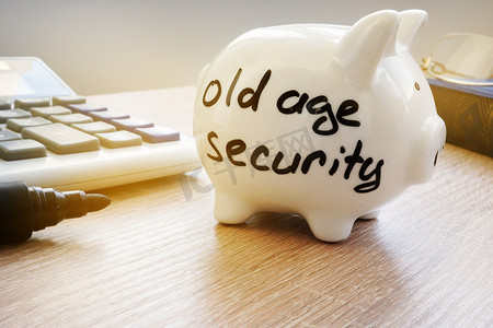老年保障金 (OAS) 写在存钱罐的一侧。