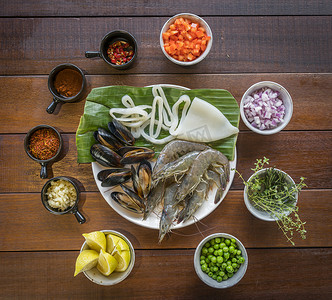 盘中生海鲜、健康食品、虾、蛤的头顶镜头