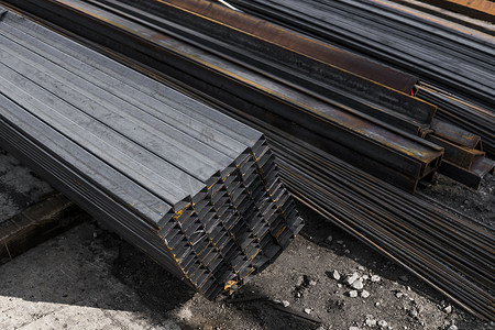 金属产品仓库中包装的方形扁轧管金属型材。
