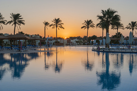 日出时豪华热带酒店度假村的大型游泳池