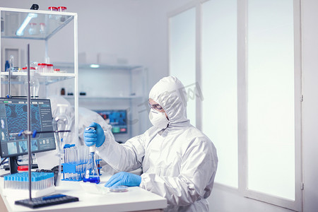 医务人员在现代科学设施中使用微量移液器