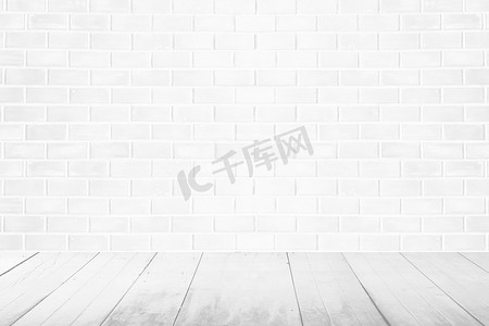 有白色砖墙和白色木地板背景的空的内部古董室
