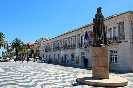 葡萄牙卡斯卡伊斯 — 2018年6月25日：10月5日在卡斯卡伊斯中央广场，有唐·佩德罗一世雕像。卡斯卡伊斯是葡萄牙和外国游客著名且受欢迎的暑假胜地