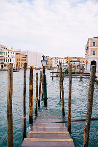 水秀摄影照片_意大利威尼斯的小船和贡多拉木码头。