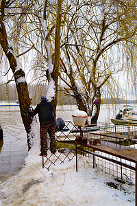 雪柳摄影照片_如何透过柳窗看冬天的博尔恰河