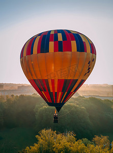 夏季日出时，彩色热气球从欧洲小城的绿色公园起飞