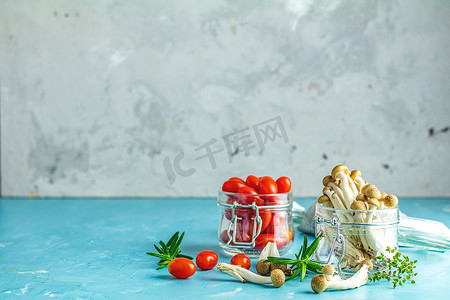 罐子里的一团 shimeji 蘑菇和樱桃番茄