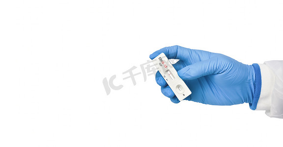 试剂盒摄影照片_医务人员在白色背景和复制空间上显示抗原快速检测试剂盒的Covid-19阴性检测结果，冠状病毒感染保护概念