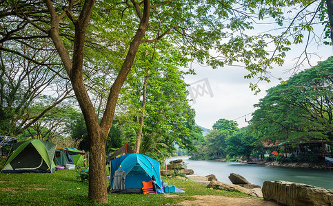 在河边露营和搭帐篷