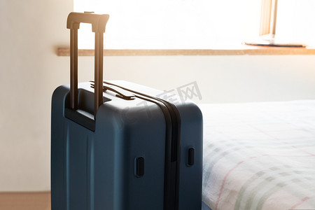 床位ui摄影照片_卧室里的乘客行李袋，准备度假
