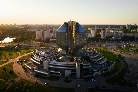 首都图书馆摄影照片_日落时分，白俄罗斯共和国首都明斯克的国家图书馆和带公园的新社区是一座公共建筑