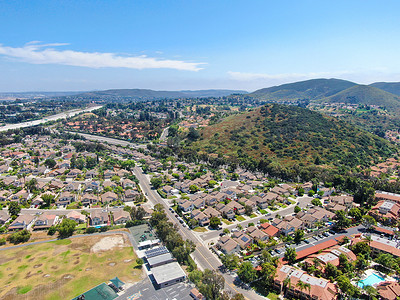 南加州带共管公寓社区和住宅的鸟瞰图中产阶级社区