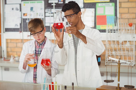 细心的男学生在实验室做化学实验