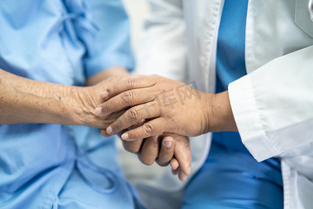 医生握着触摸手的亚洲老年或老年老妇患者，在护理医院病房充满爱、关怀、帮助、鼓励和同理心，健康强大的医疗理念