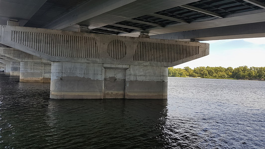河中一座铁桥的特写混凝土支撑。