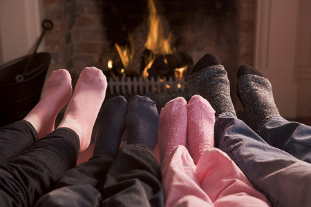 一家人在壁炉旁取暖