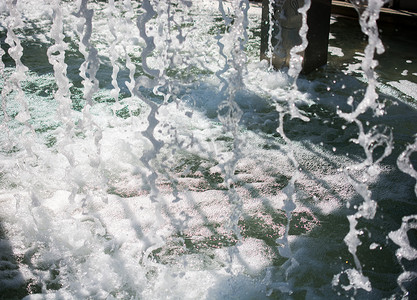 喷泉在粪便中喷出闪闪发光的水