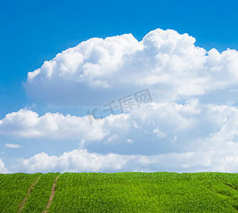 变化的云摄影照片_绿地和蓝天，云彩，美丽的草甸作为自然和环境背景